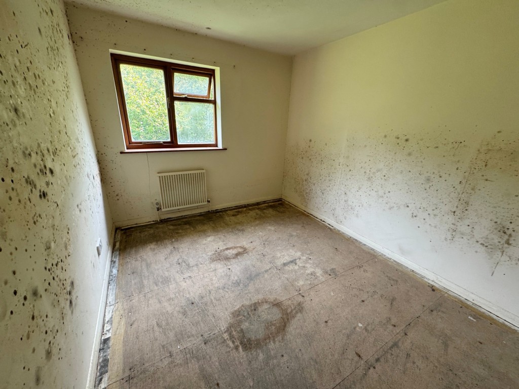 Lot: 147 - DETACHED TWO STOREY DWELLING IN ALMOST ONE ACRE WITH POTENTIAL - Bedroom 2